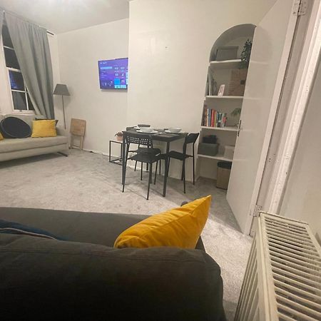 Tooting Lodge London - Cosy 2 Bedroom House With Garden, 5 Mins Walk To Tube Station מראה חיצוני תמונה