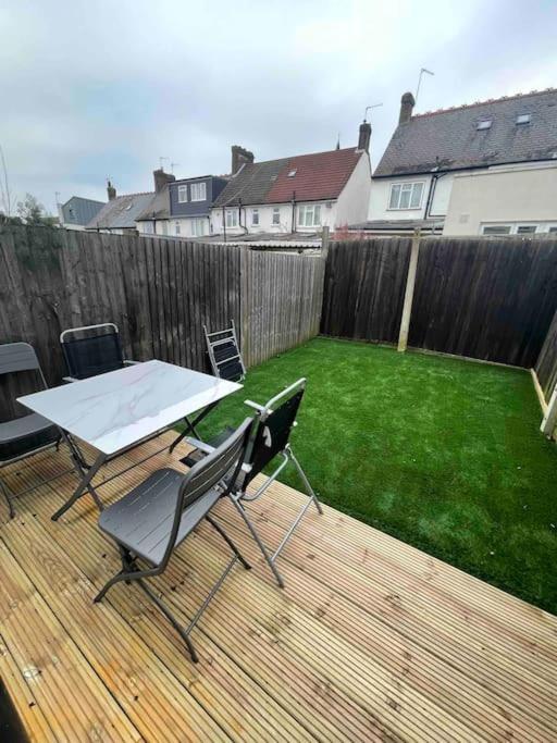 Tooting Lodge London - Cosy 2 Bedroom House With Garden, 5 Mins Walk To Tube Station מראה חיצוני תמונה